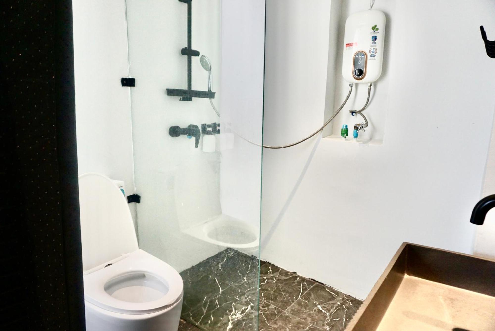 Silom Soi 3 Hash Apartment Hip And Funky With Rooftop View بانكوك المظهر الخارجي الصورة